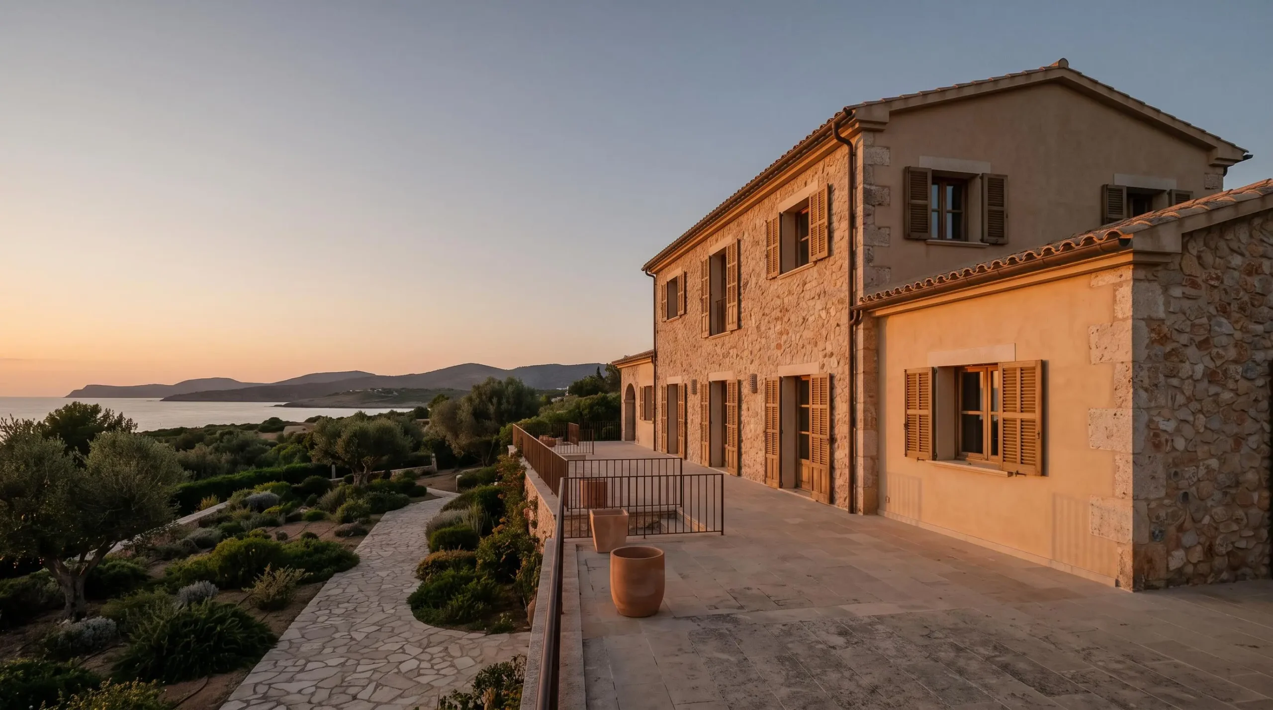 Villa secondaire silencieuse au crepuscule, illustrant le potentiel inexploite d'une residence secondaire